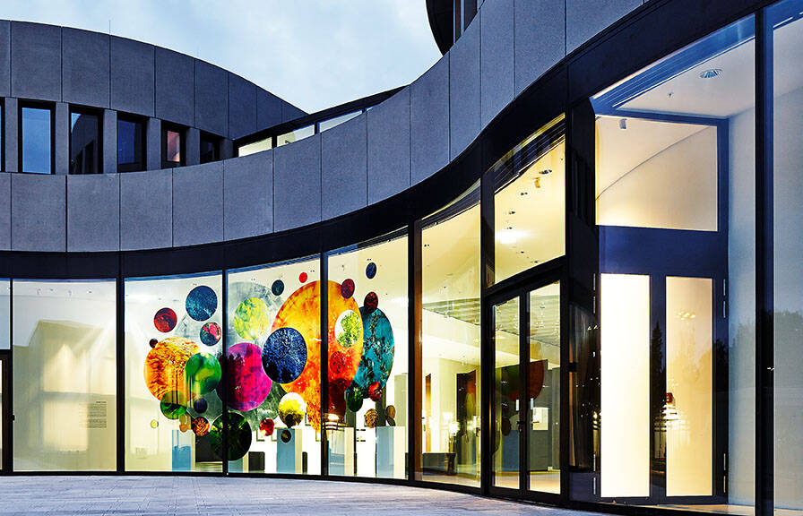 Glas trifft Fenster und Fassade